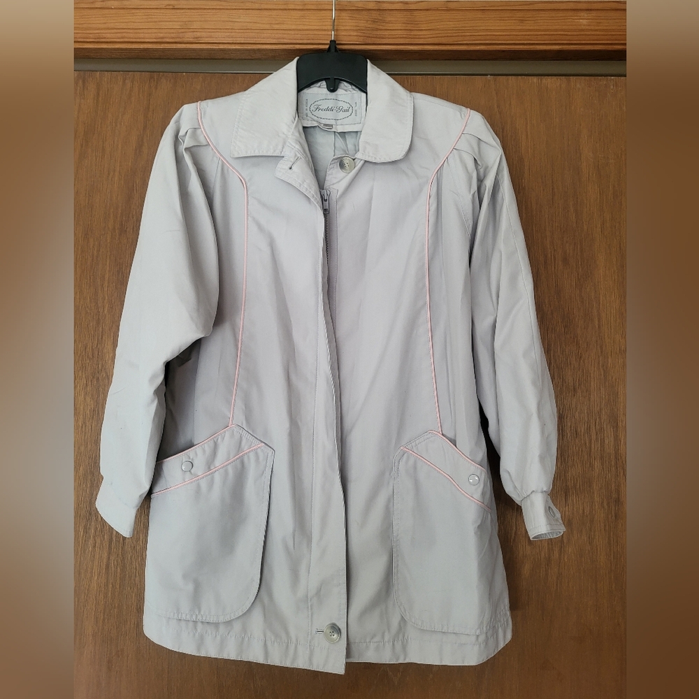 Vintage Light Gray Trench Coat with Pink Accents, Size 9/10